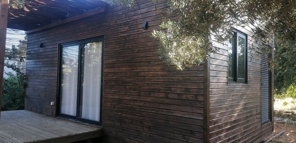 Casa pré-fabricada revestida a madeira tipo bangaló para ser levada para outro local