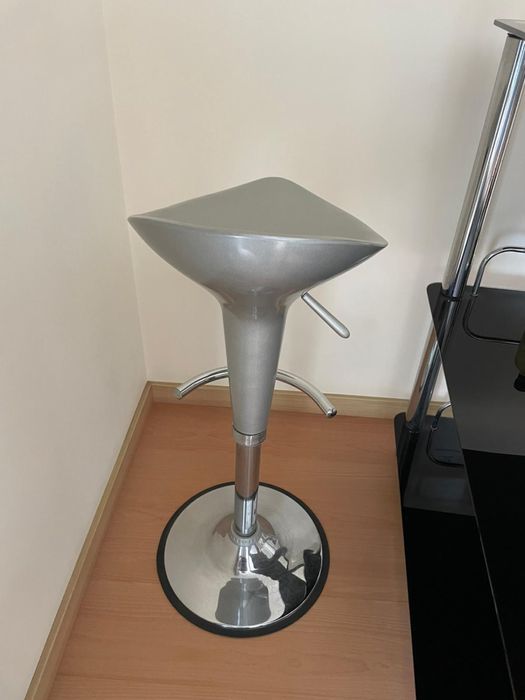 Mesa de Bar e Cadeira.