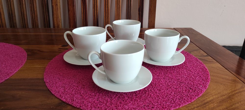 Porcelanowe filiżanki 4szt. z podstawkami