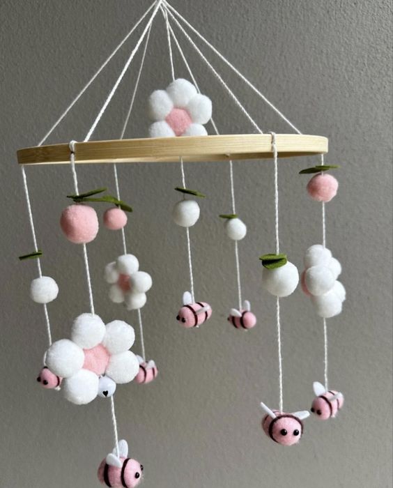 Компактний та милий: дитячий мобіль з бджілками та квітами