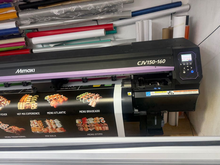Mimaki CJV150-160 - Plotter de impressão e corte a trabalhar todos os dias