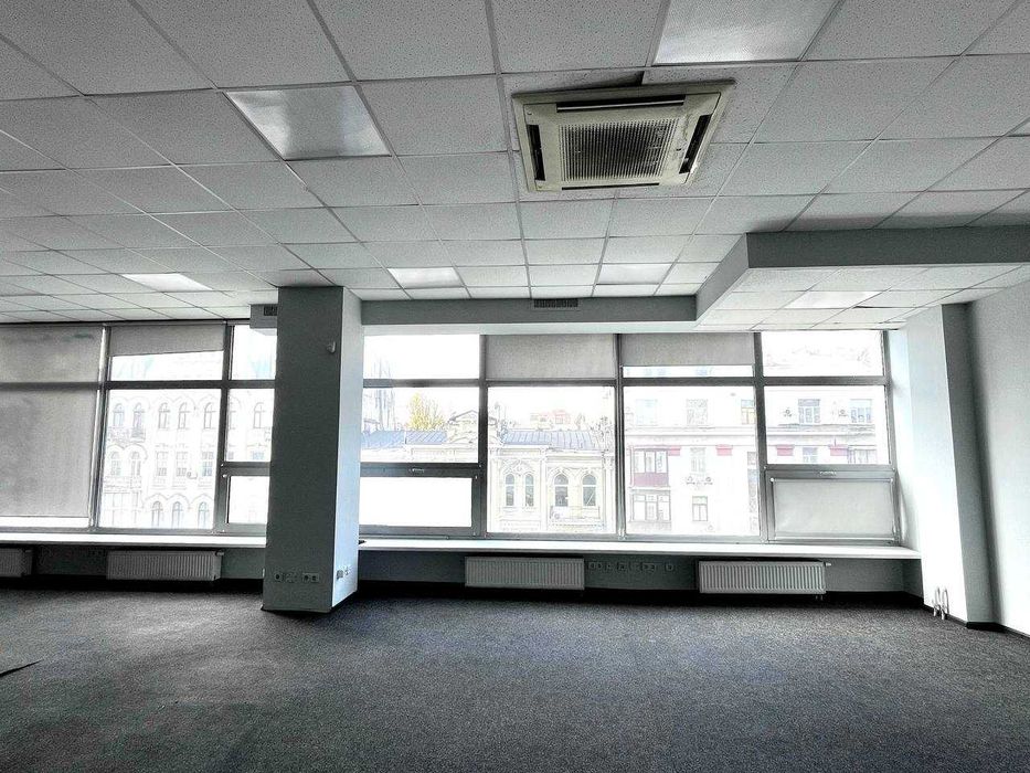Офісний поверх у центрі Києва. Площа - 288м2. Метро - 5 хв.