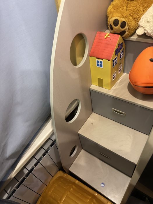 Дитяче двоповерхове ліжко з шафою та столом