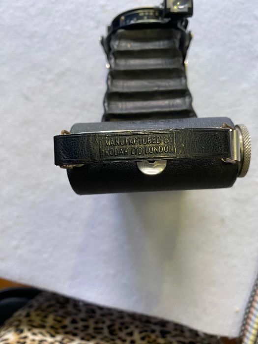 Máquina fotográfica antiga Kodak six-20 folding camera made in London
