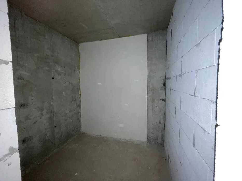 Здана двокімнатна квартира біля річки