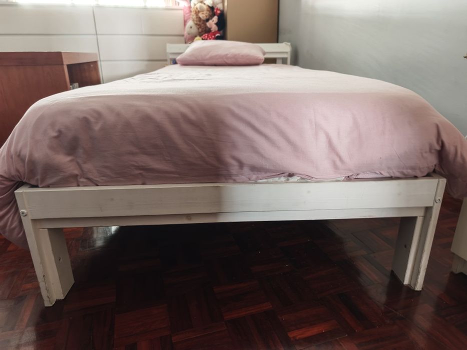 Cama individual branca