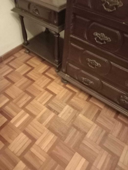 Mesa de cabeceira de castanho