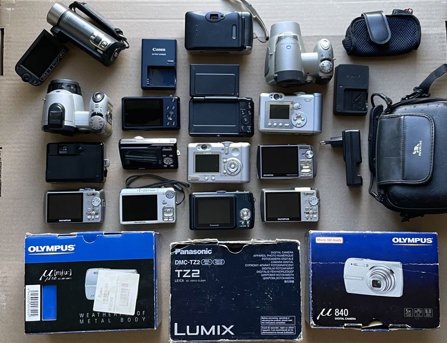 Продам 14 фотоапаратів та відеокамеру