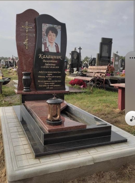 Укладання бруківкою навкруг  пам'ятників