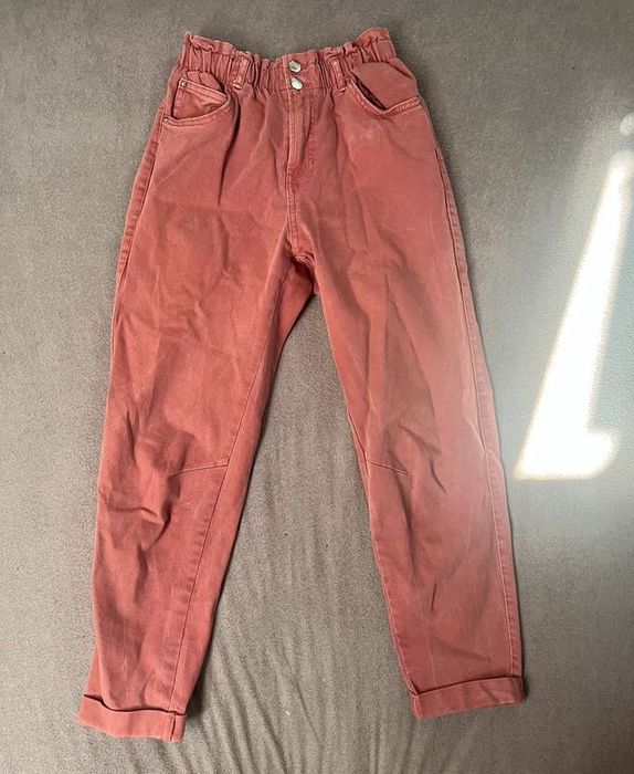 Różowe spodnie dżinsowe