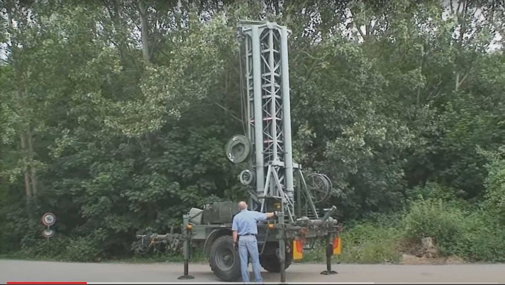 Militaria - mobilna wieża pod nadajnik - 25m.