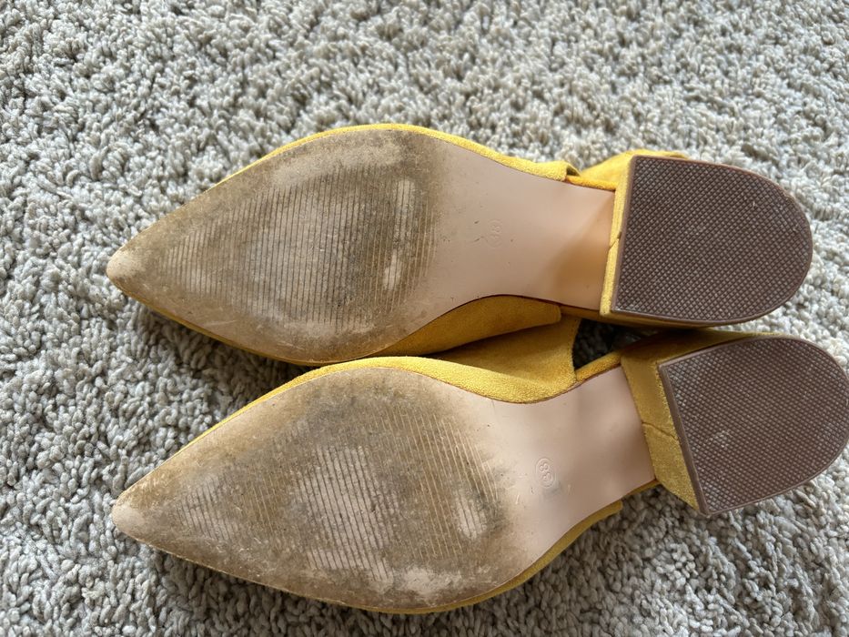 Sapatos amarelos camurça