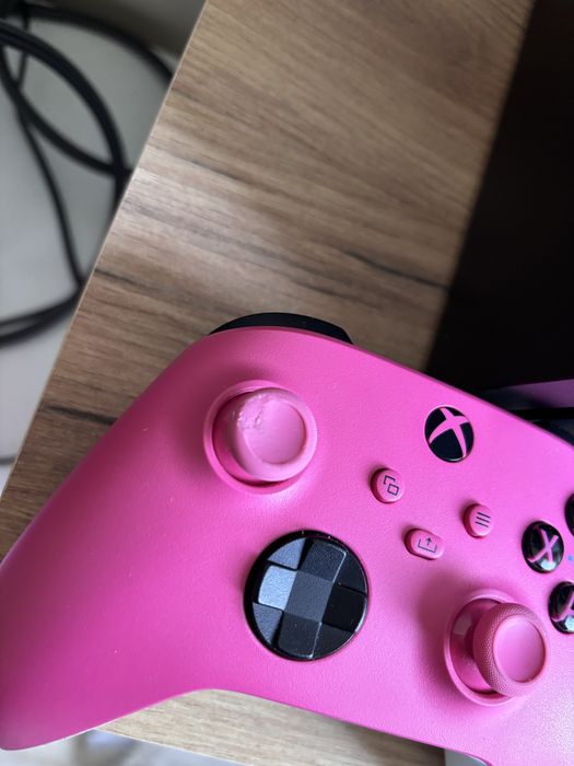 Xbox series X z napędem i dwoma padami