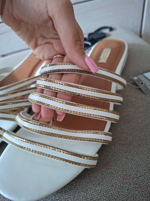 Piękne, eleganckie klapki damskie Primark biało złote 39