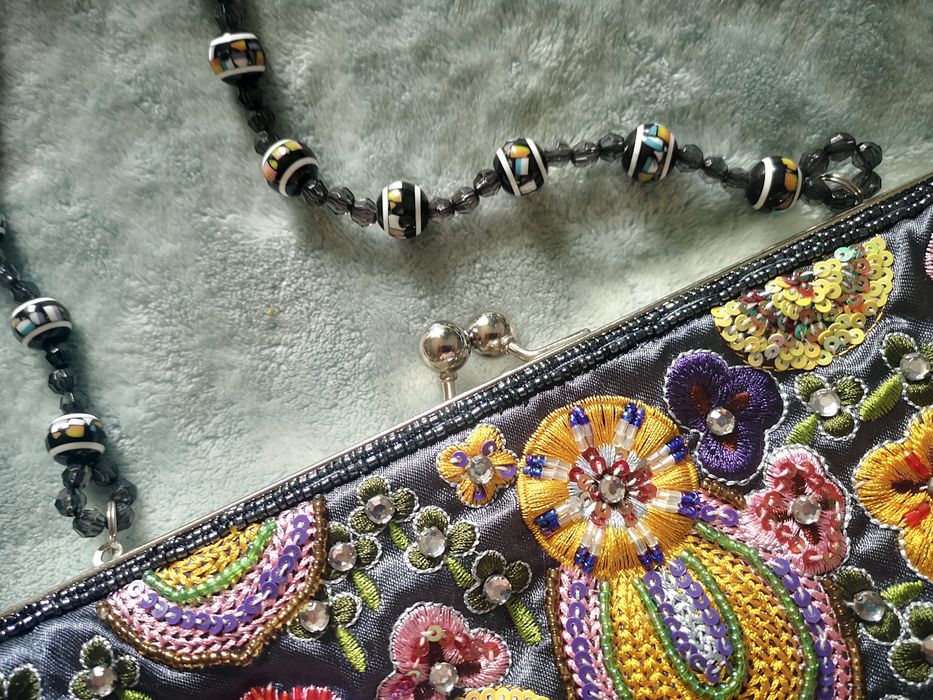 Mała efektowna torebka