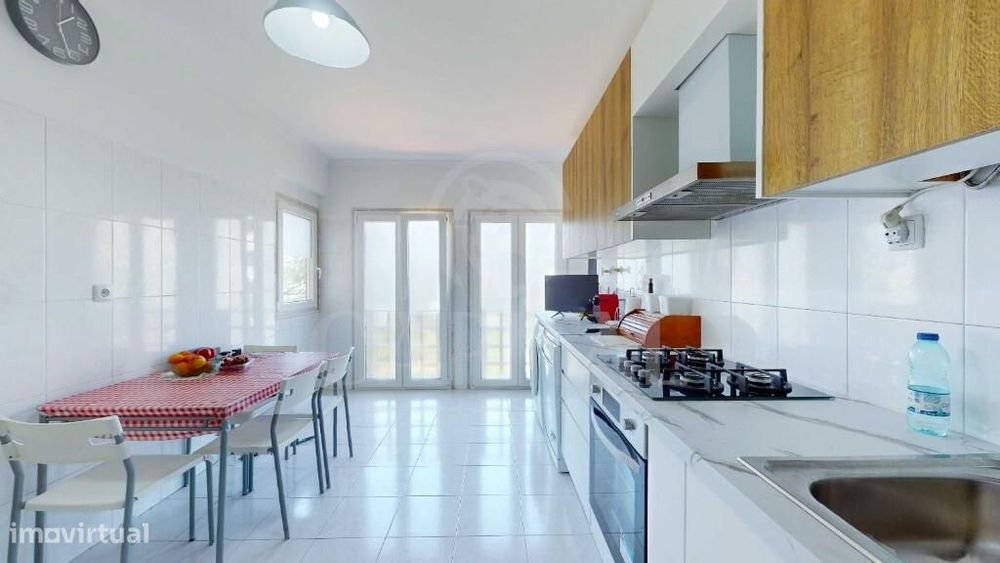 Apartamento T2 totalmente remodelado, com garagem e arrecadação, em Ca