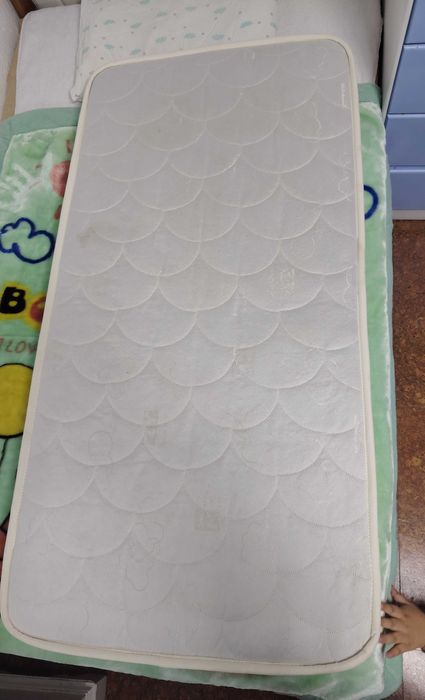 Colchão de berço e cadeira de alimentação