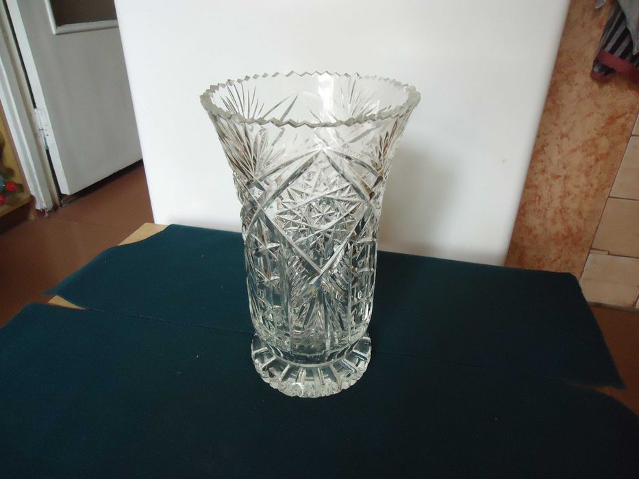 Массивная хрустальная ваза для цветов.