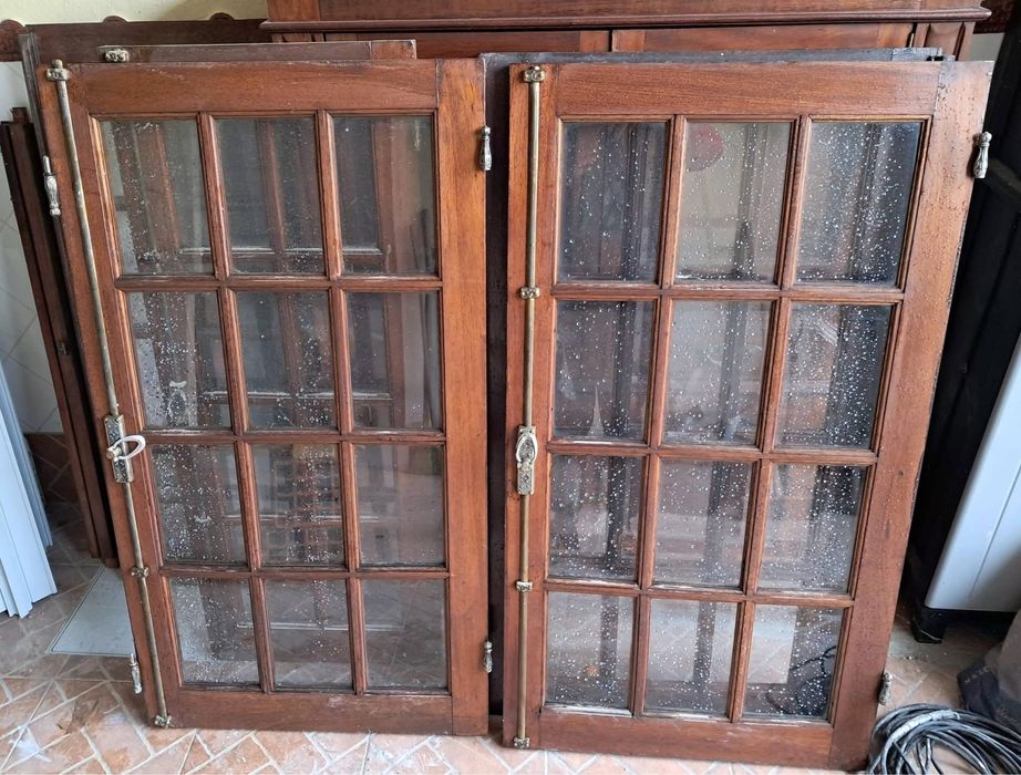 Vende de janelas de madeira em bom estado
