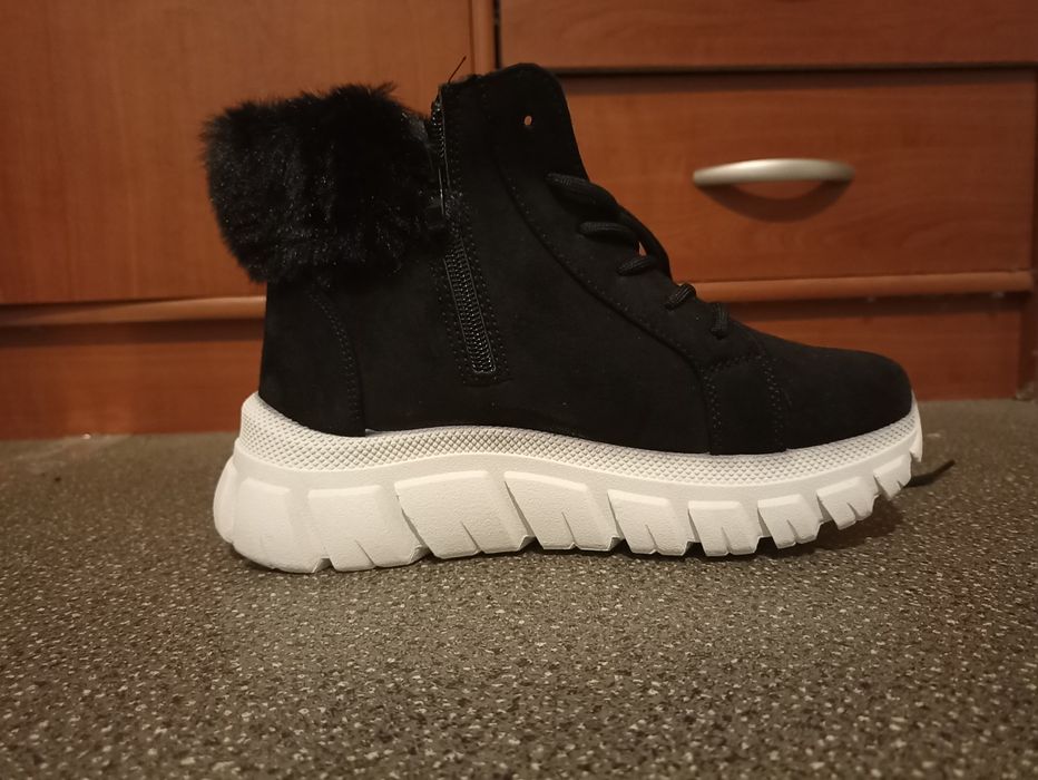 Botas pretas com sola branca