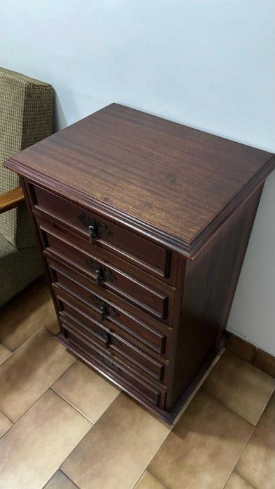 Mesa de Cabeceira Clássica
