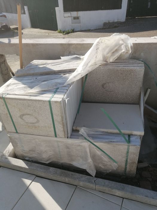 Vendo  bom preço lajetas de betão 60x40 brancass