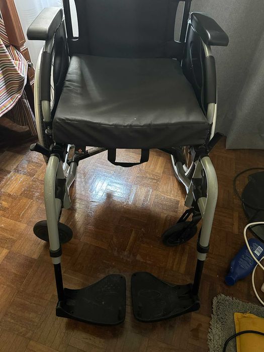 Cadeira de Rodas com Apoios Ortopédicos + Almofada
