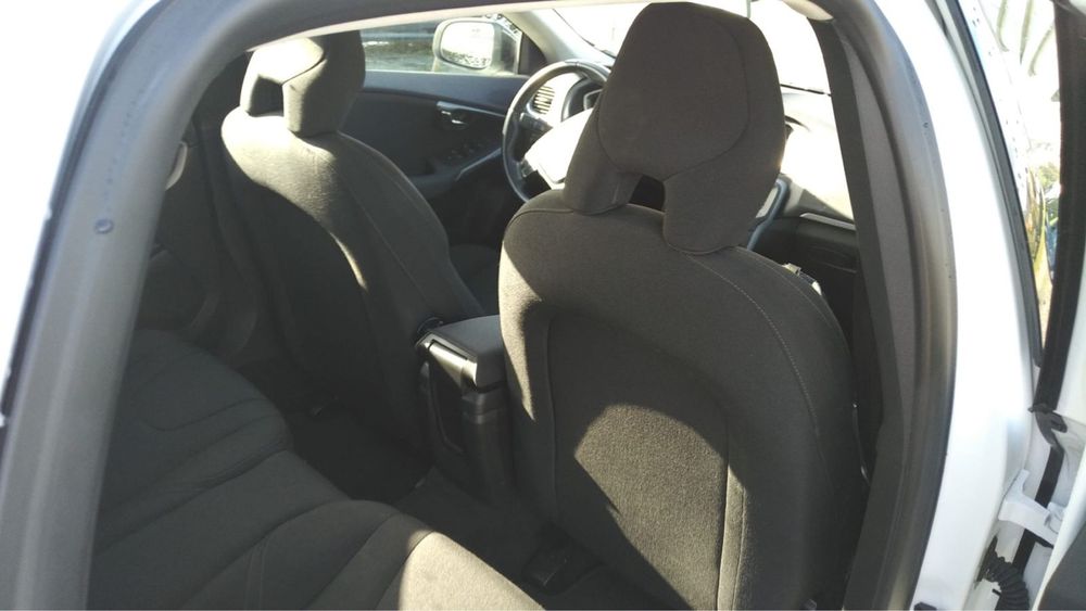 Volvo V40 Cross Country 1.6 D2 Kinetic 2015 — Funcional mas com ruido na caixa