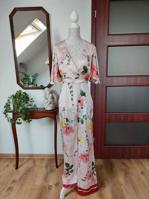 Kombinezon długi satynowy pudrowy róż kwiaty kwiatki ASOS 34 XS