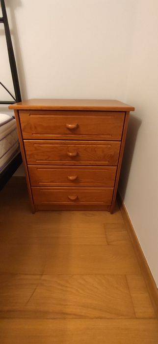 Cama casal + estrado + colchão + 2 mesas de cabeceira