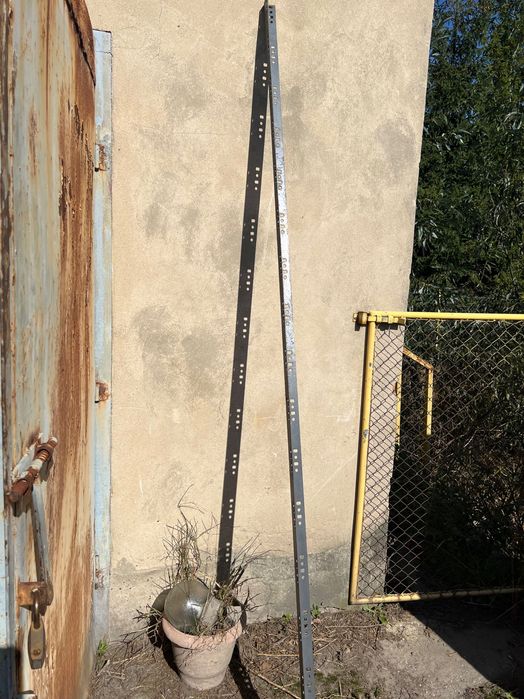Solidne profile metalowe perforowane / kątowniki / słupy do regałów