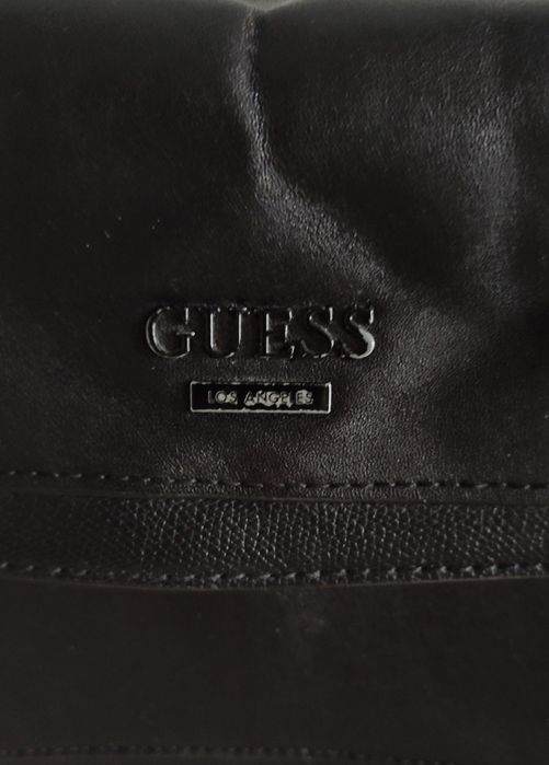 Markowa skórzana czarna torebka Guess na ramię kuferek