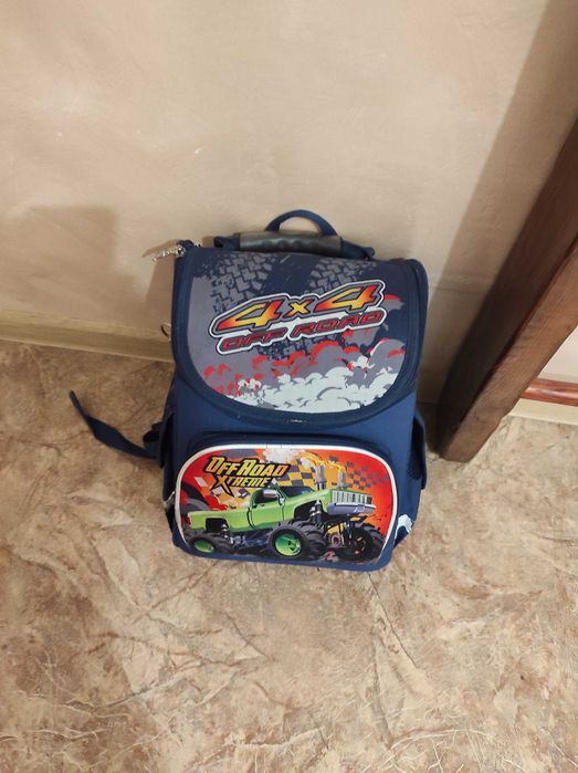 Продам шкільний рюкзак для хлопця, верхній одяг та взуття.