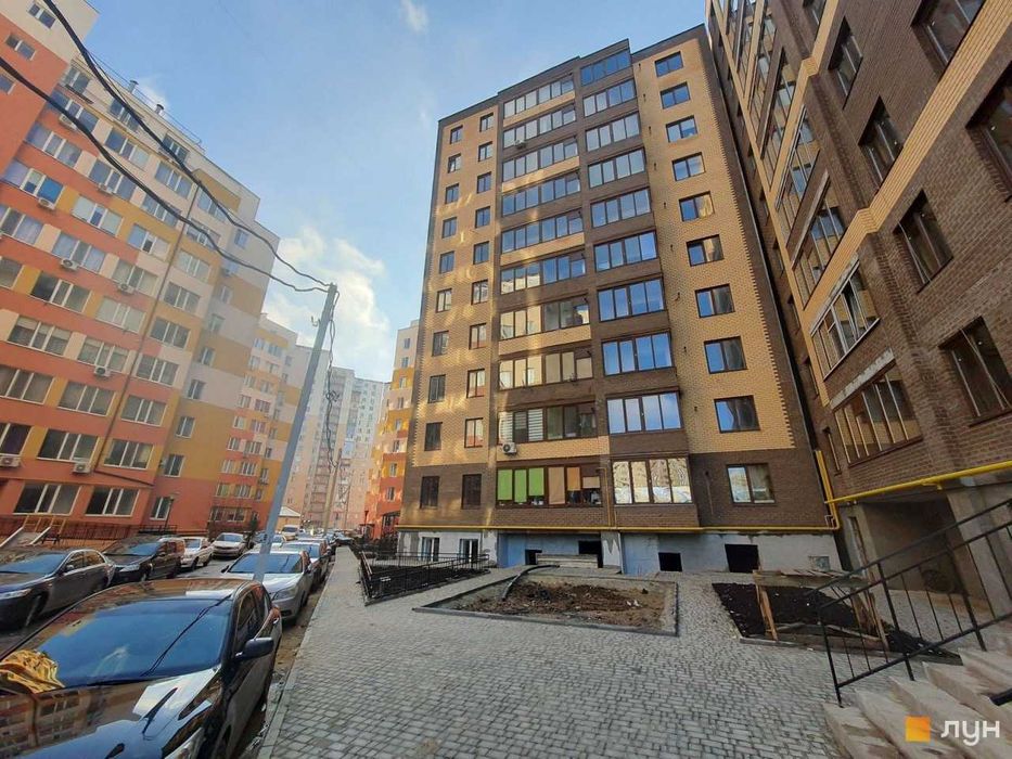 ОЧЕНЬ СРОЧНО! Продается коммерческое помещение  со своим входом , 1 этаж нового дома в новом ЖК , ул. Грушевского