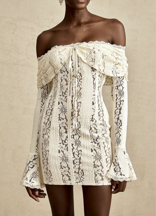 Платье кружевное с открытыми плечами мини