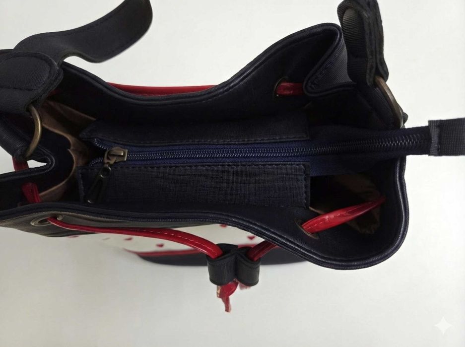Bolsa Bucket Branca com Corações Vermelhos Estilo Cute & Chic