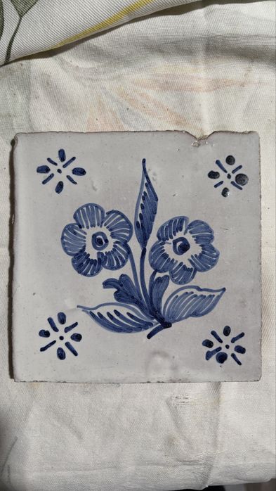 Azulejo antigo com flor