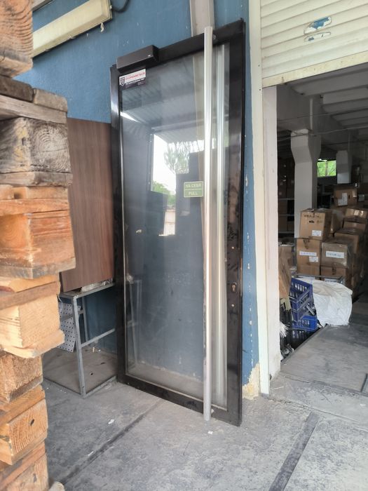 В продаже стеклянная дверь