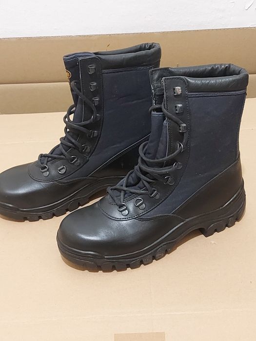 Botas FAL pretas tamanho 40 novos, oferecem conforto e durabilidade