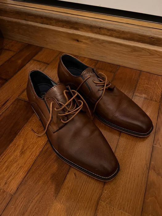 Sapatos castanhos formais fabricados em Portugal