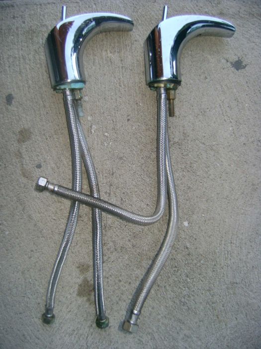 2 torneiras marca VALADARES