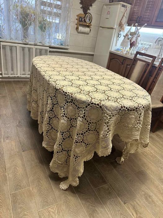 Ажурна в'язана скатертина ручної роботи