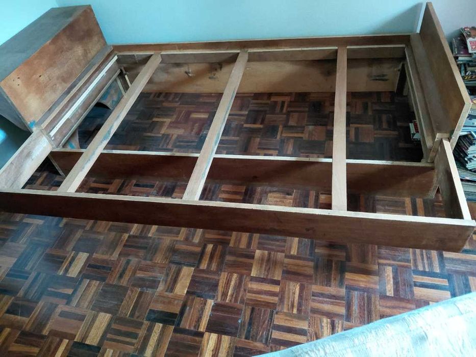 Cama sofá e mesinha