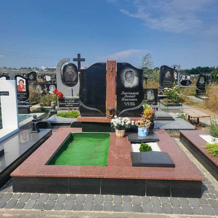 Догляд за могилами: прибирання, фарбування