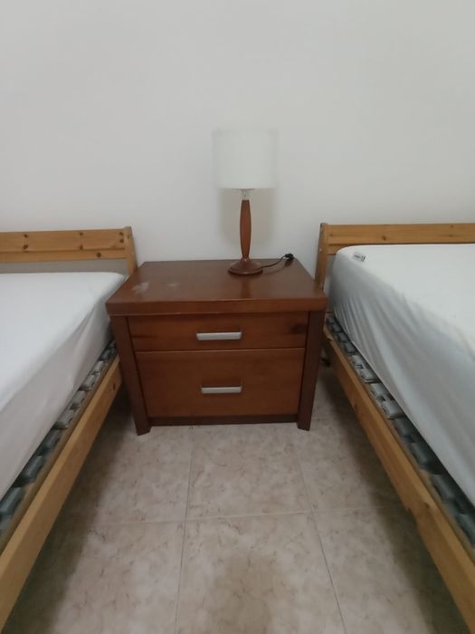 Duas mesas cabeceira mogno com 2 gavetas