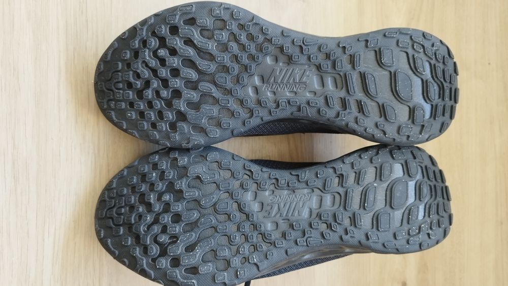Tenis Nike. Modelo Revolution 6 Next Nature