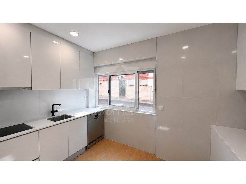 Apartamento T2 remodelado com cozinha equipada e despensa, em Odivelas