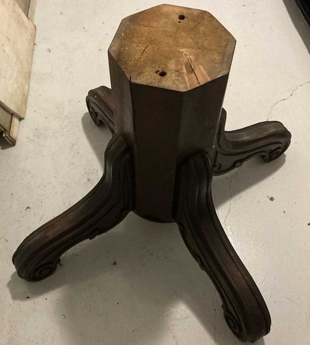 Mesa de Jantar com pé central e extensão