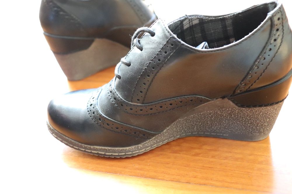 Sapatos de Pele com tacão - Originais DTK (Usados)