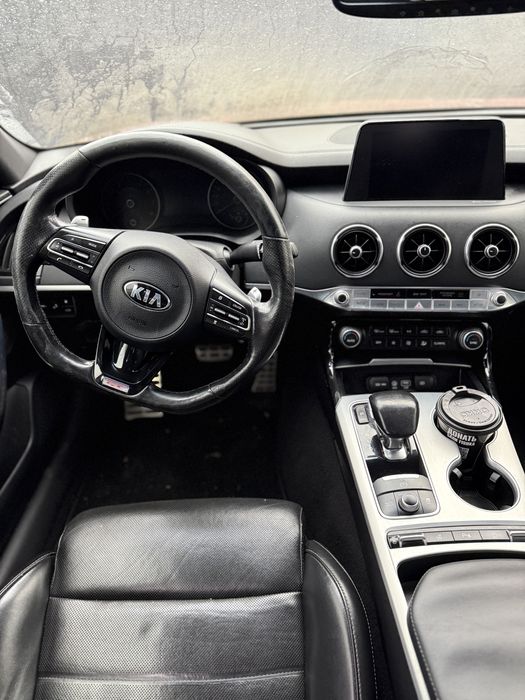 Kia Stinger 3.3 бенз 80к пробег